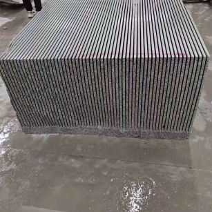 运城芝麻白毛板荒料切割